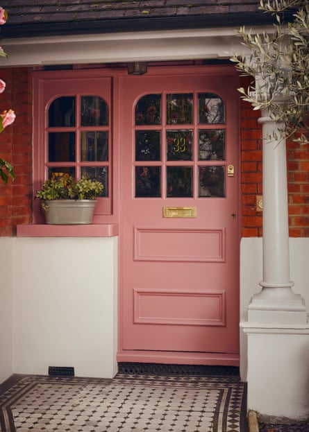 Make an entrance: Paint the door and its frame in the same colour, rather than using white for the frame. The door immediately looks bigger and more commanding.