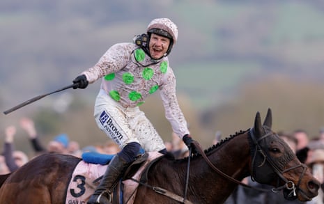 पॉल टाउनेंड ने गोल्ड कप जीतने के बाद गेलिक वॉरियर पर जश्न मनाया।