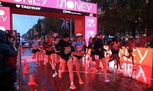 The women's race begins in the rain at The Mall