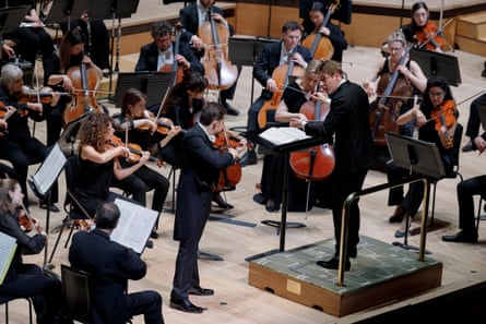 جولیان راچلین، با ارکستر فیلارمونیک لندن، رهبر ارکستر کلاوس ماکلا، در سالن رویال فستیوال.
