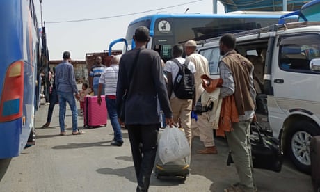 Las personas que huyen de Sudán llegan a una estación de autobuses en Asuán, Egipto.