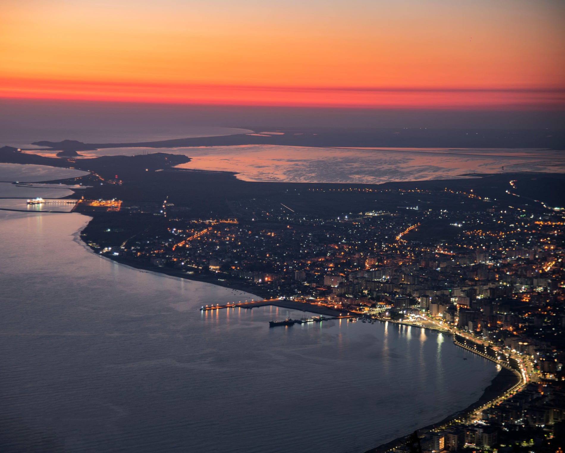 A baía de Vlorë, no continente albanês, em frente à Ilha Sazan | Foto: Nikos/Alamy