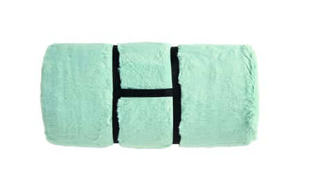 Kids’ faux fur blanket in peppermint
