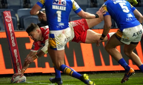 Tommy Makinson scores his side's second try.