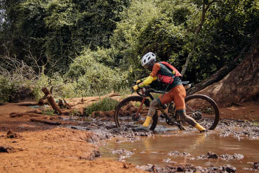 Jordan Schleck battles through a puddle from earlier rain during the Queen stage, stage 2 of the men's race.