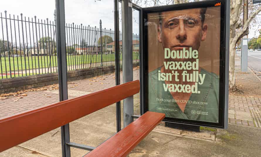 Um cartaz de campanha do governo da Austrália do Sul em um abrigo de ônibus em Adelaide em 24 de junho pede que as pessoas recebam a vacina de reforço Covid.