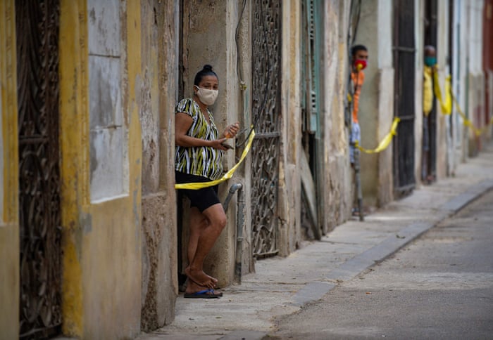 foto-van-de-maand-april-2021-mensen-vast-in-huizen-cuba-covid