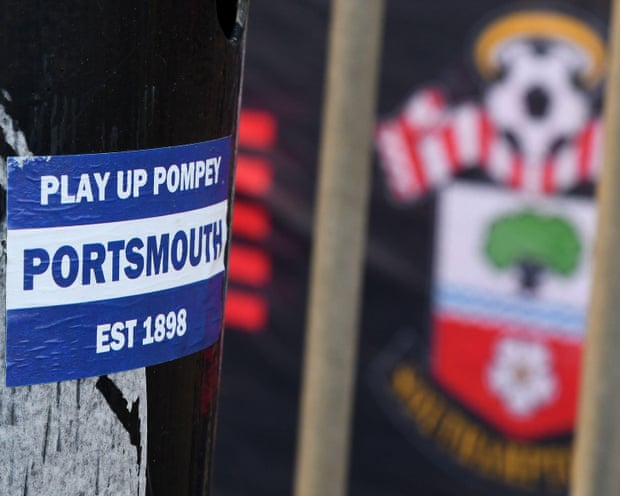 Dos aficionados del Portsmouth fueron sancionados tras hacerse pasar por vigilantes para ver el derbi del Southampton. Dos aficionados del Portsmouth fueron sancionados tras hacerse pasar por vigilantes para ver el derbi del Southampton.