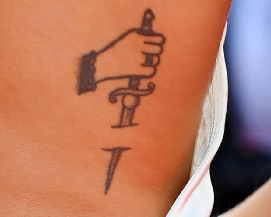 Détail du tatouage d'Adèle Exarchopoulos lors de la première et de la cérémonie de clôture de 'OSS 117 : From Africa with Love', au 74e Festival de Cannes en France le 17 juillet 2021.