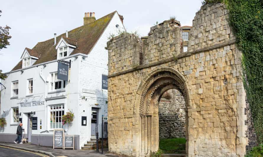 El pub White Horse y las ruinas de la iglesia de St James del siglo XI.