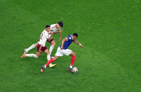 Kylian Mbappe da França compete pela bola contra Pedro Porro e Pau Cubarsi da Espanha.
