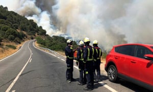 Firefighters are briefed on how to tackle the blaze in Cadalso de los Vidrios on Sunday.