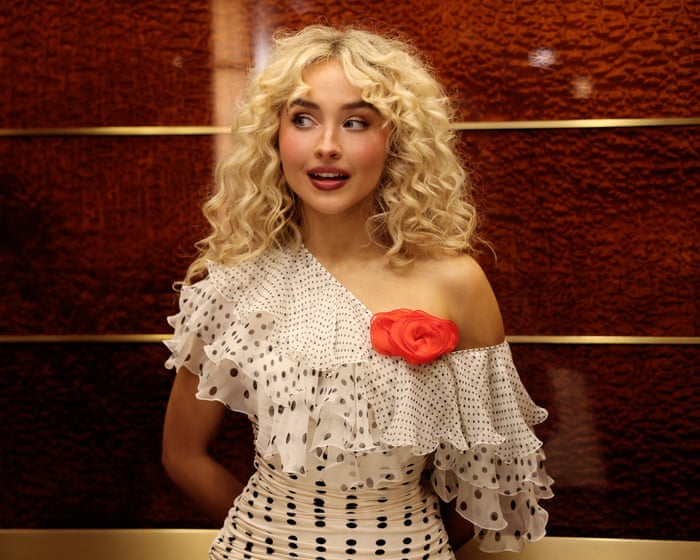 Saturday Night Live: Sabrina Carpenter aces a silly episode that mostly avoids politics