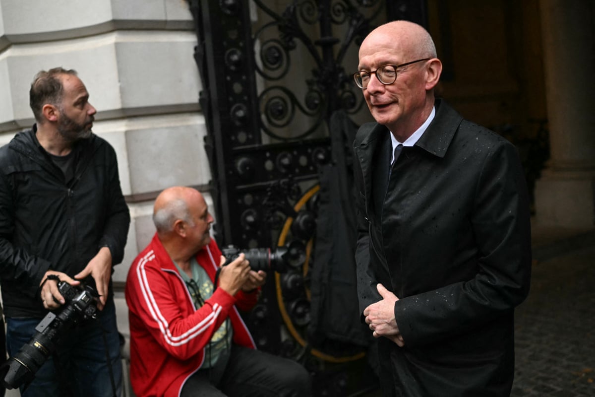 Pat McFadden arriving at Downing Street for cabinet this morning.