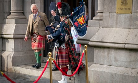 Le roi Charles III accueille un joueur de cornemuse lors d'une visite à Aberdeen.