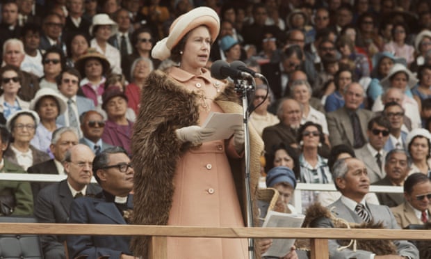 La reina Isabel II con un manto maorí durante su visita a Nueva Zelanda, 1977