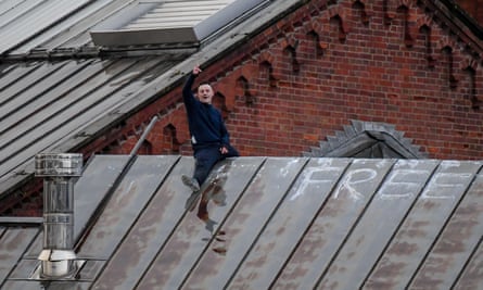 Joe Outlaw روی سقفی با علامت 