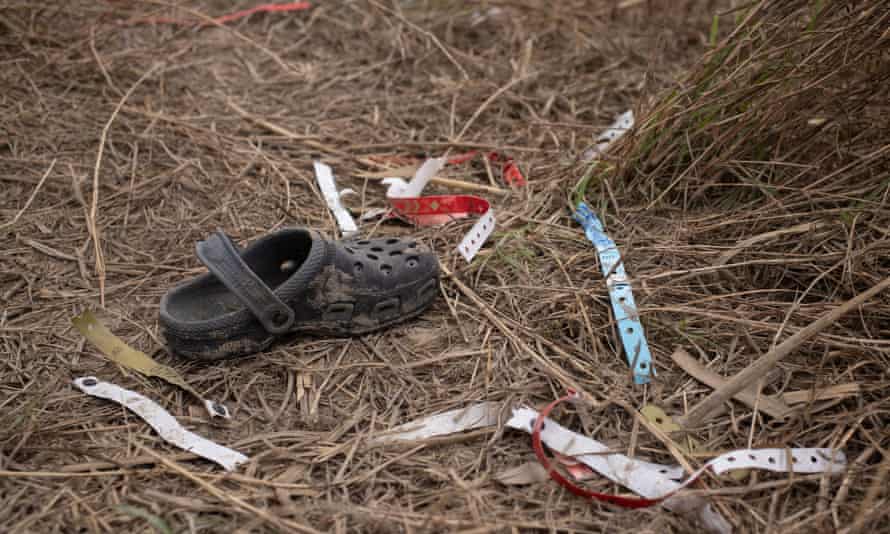 Une chaussure et des bracelets jetés par les migrants du bord du Rio Grande.