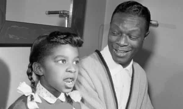 1956年に一緒に歌うナット・キング・コールとナタリー