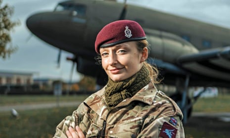 First female soldier passes gruelling UK parachute regiment resilience ...