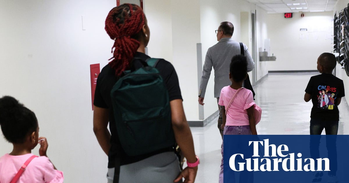 US immigration judges told to slash time given to people awaiting visas or green cards before being deported