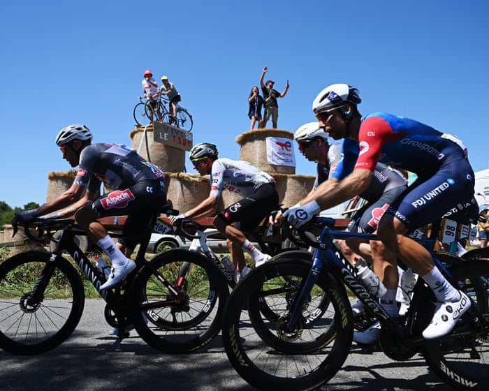 Tour de France 2025: stage seven, from Saint-Malo to Mûr-de-Bretagne – live
