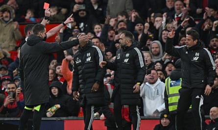Marco Silva (derecha) recibe una tarjeta roja durante el partido de cuartos de final del Fulham contra el Manchester United.