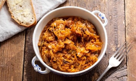 Hidangan Polandia tradisional dari bigos.