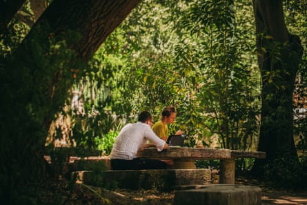 Digital nomads working in Jardim da Estrela, Lisbon.