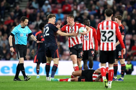 डैन बैलार्ड और रयान येट्स ने खुलकर विचारों का आदान-प्रदान किया।