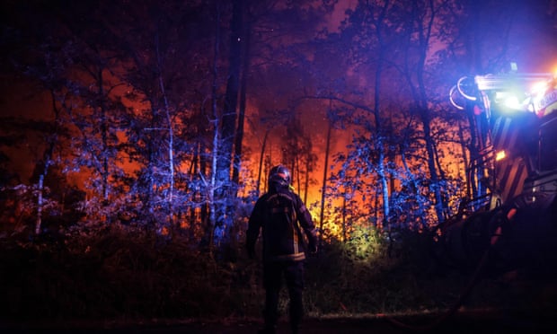 Le Premier ministre français tire la sonnette d&rsquo;alarme sur la crise climatique alors qu&rsquo;un feu de forêt « ogre » fait rage