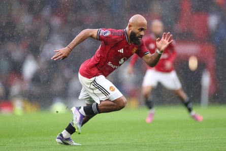 Bryan Mbeumo bursts forward