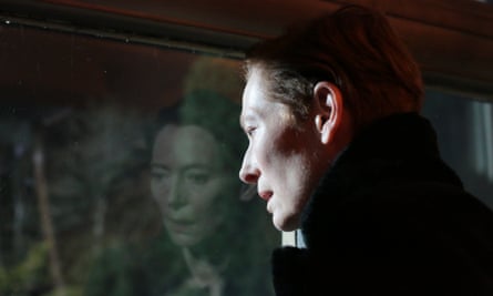 Tilda Swinton plays dual roles in The Eternal Daughter.
