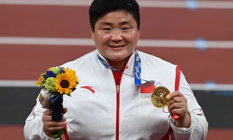Gong Lijiao with her gold medal.
