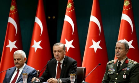 Turkish prime minister Binali Yildirim (l), President Recep Tayyip Erdoğan (C), Turkish Prime Minister andChief of Staff General Hulusi Akar.