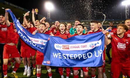 Los jugadores de Leyton Orient celebran después de ganar el ascenso en Gillingham.