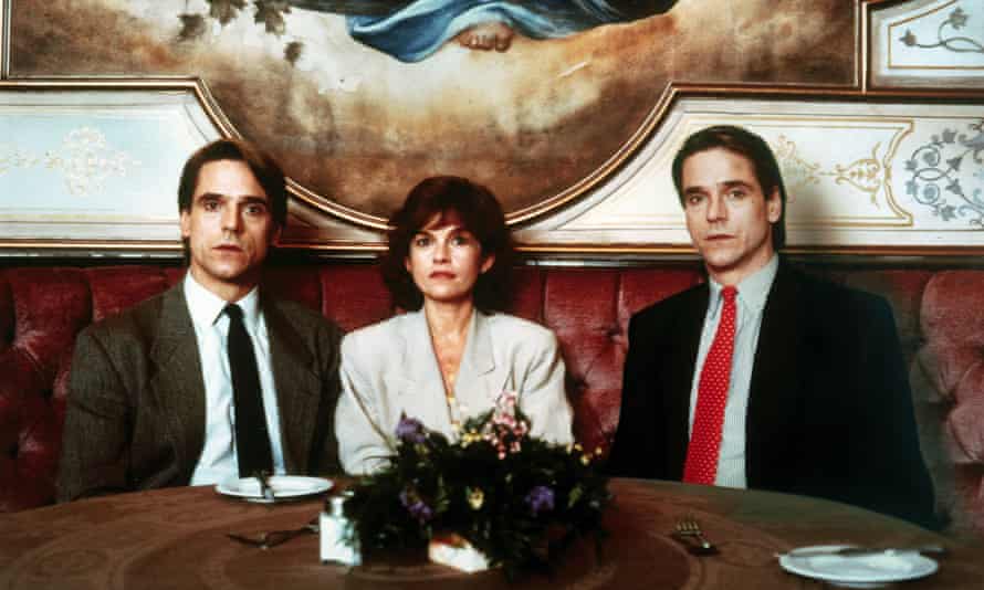 Jeremy Irons Und Genevieve Bujold In Dead Ringers (1988).