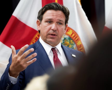 रॉन डेसेंटिस 10 अप्रैल 2025 को मियामी, फ़्लोरिडा में एक प्रेस कॉन्फ्रेंस के दौरान बोलते हुए।