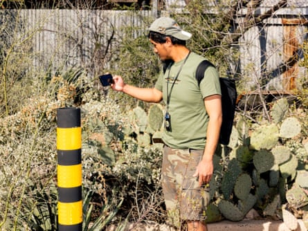 George Kunyu, qui a voyagé de Las Vegas pour assister à la tournée de Brad Lancaster, prend une photo de la vie végétale dans le quartier de Dunbar Springs et comment elle a été transformée en foresterie urbaine à Tucson, AZ, le dimanche 12 mars 2023.