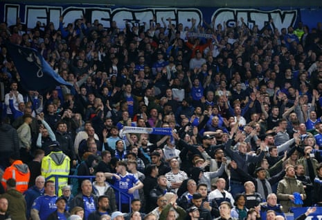 Leicester City-fansen inne på stadion heier laget sitt før kampen.