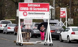 Ludzie czekają w długich kolejkach na test na koronawirusa, ponieważ wariant Omicron nadal krąży w Memphis w grudniu 2021 r.