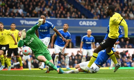 Jordan Pickford made a string of saves to keep Everton 1-0 up against Chelsea.
