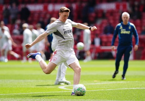 Nottingham Forest’s Elliot Anderson warming up