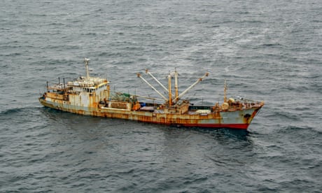 Một tàu bị lực lượng bảo vệ bờ biển Hoa Kỳ bắt giữ vì có khả năng đánh bắt trái phép bằng lưới trôi dạt ở Bắc Thái Bình Dương.