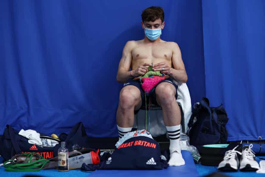 Tom Daley knitting at the Olympics