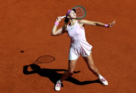Mirra Andreeva serves t0 Maja Chwalinska.