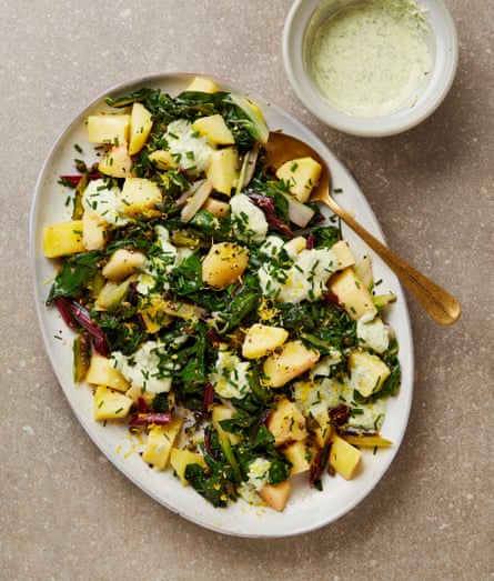 Batata com limão de Yotam Ottolenghi e acelga arco-íris com creme fraiche de cebolinha.