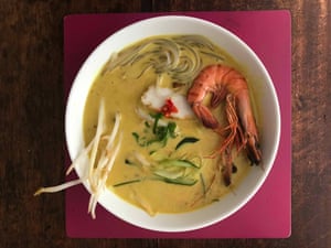 Chef Người đầu bếp chịu trách nhiệm cho món laksa đầu tiên của tôi, Sylvia Tan, sử dụng tôm khô trong món súp của cô ấy.