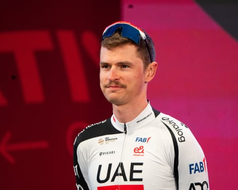 'Echt eng': gruwelijke crash bezorgt Australiër Jay Vine een gebroken elleboog en hersenschudding | Giro d'Italia | The Guardian