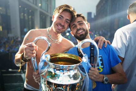 Grealish dengan Bernardo Silva selama parade bus Manchester City pada hari Senin.